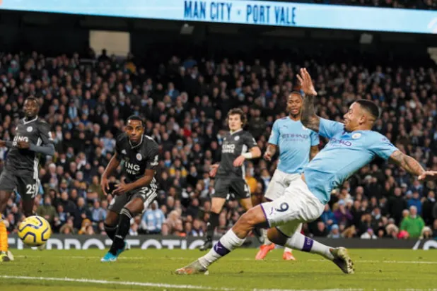 خيسوس يسجل لمانشستر سيتي في مرمى ليستر لتتضاءل آمال الأخير في المنافسة على اللقب (رويترز)