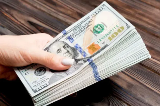 رهانات متناقضة على الدولار في 2020