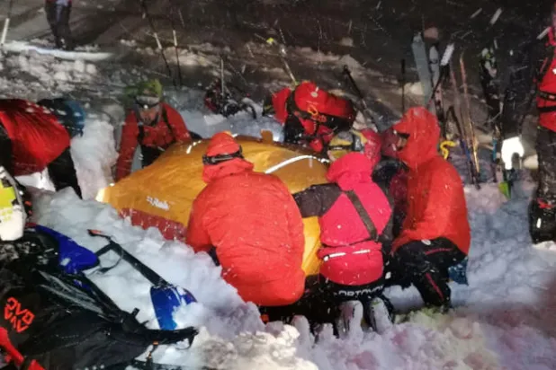 إنقاذ متزلج نمساوي دُفن 5 ساعات تحت الجليد