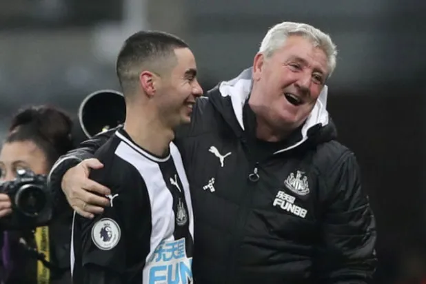 ألميرون يتلقى التهاني من مدربه ستيف بروس (رويترز)