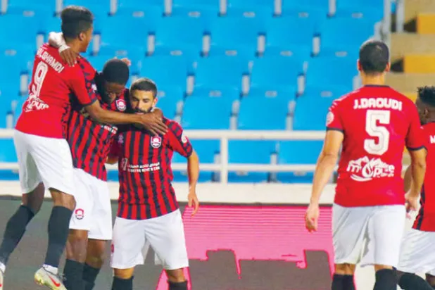 أرناود دجوم لاعب الرائد يحتفل مع زملائه بهدفه في شباك العدالة أمس (الشرق الأوسط)