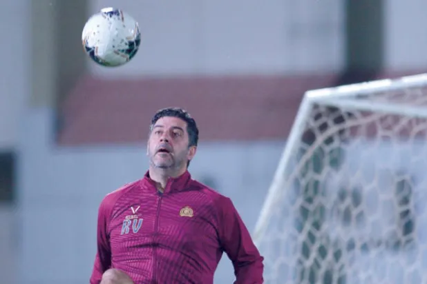 فيتوريا يستنجد بعبد الفتاح آدم لتعويض الغيابات