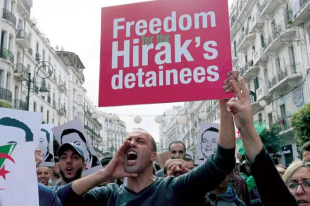 کل جزائر کے دار الحکومت کی گلیوں میں ہونے والے مظاہروں کے منظر کو دیکھا جا سکتا ہے (رائٹرز)