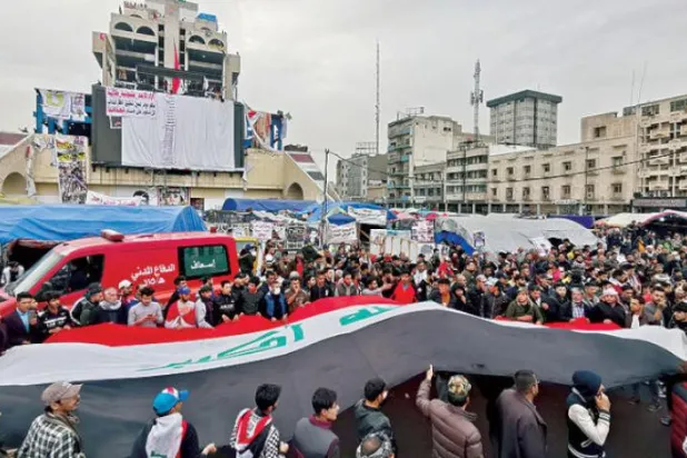 گذشتہ روز وسطی بغداد کے تحریر اسکوائر میں بڑے پیمانے پر ہونے والے مظاہرہ کے منظر کو دیکھا جا سکتا ہے (رائٹرز)