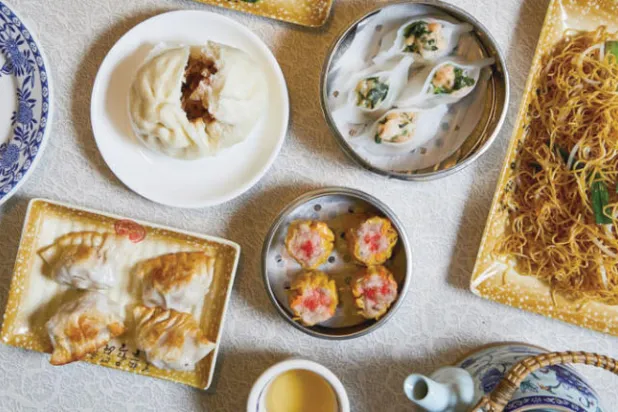 مجموعة مختارة من الأطباق في مطعم نوم واه تي بارلور الذي يقدم أطباق السمبوسك الصينية «ديم سوم» منذ أوائل القرن العشرين
