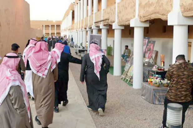 بعض من زوار قصر القشلة في موسم حائل