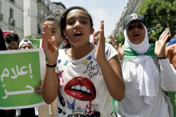 تعذر تغطية الإعلام لاحتجاجات الجزائر دفع بالمواطنين لسد الفجوة (غيتي)