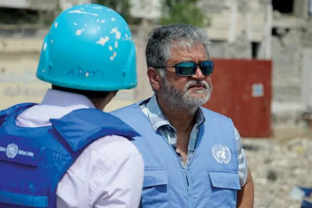 گذشتہ اکتوبر کے دوران حدیدہ میں چیکنگ پوائنٹ پر مشترکہ چوکیوں کے قیام کا مشاہدہ کرتے ہوئے جنرل گوہا کو دیکھا جا سکتا ہے (آئی بی اے)