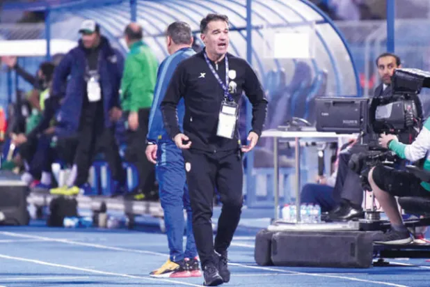 مدرب الشباب يدوّن ملاحظاته من المدرجات الزرقاء