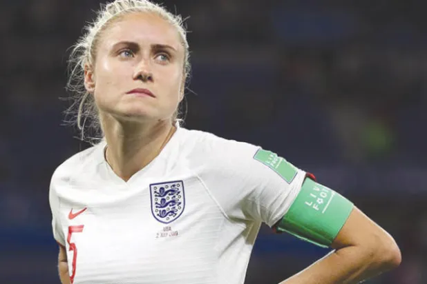 حملة شعواء ضد ستيف هوتون لأنها «لا تشاهد كرة قدم السيدات»