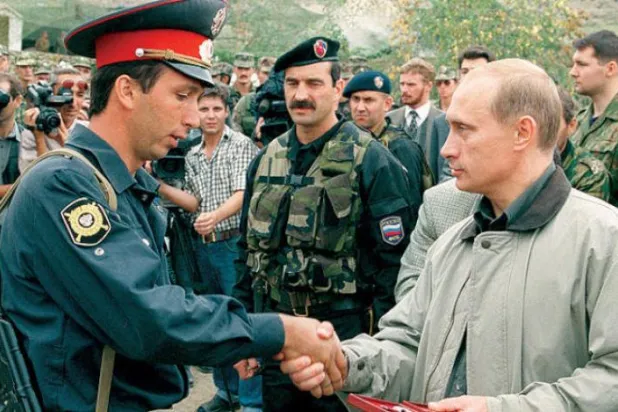 محفوظ شدہ دستاویزات کی تصویر میں اگست 1999 کو داغستان کے ایک فوجی اڈہ پر پوٹن کو ایک پولیس اہلکار سے مصافحہ کرتے ہوئے دیکھا جا سکتا ہے (اے پی پی)