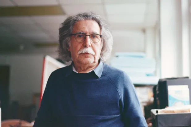 ضياء العزاوي في الاستديو الخاص به في لندن (نيويورك تايمز)