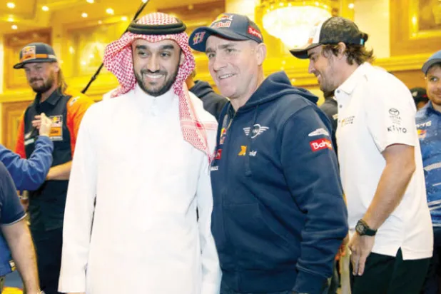 الأمير عبد العزيز الفيصل وإلى جانبه أحد مسؤولي السباق (تصوير: محمد المانع)