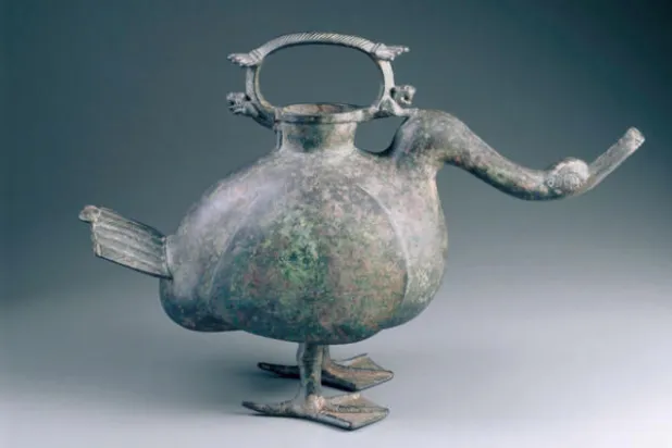 إناء للشرب على هيئة إوزة صنع في الصين عام 206 قبل الميلاد (نيويورك تايمز)
