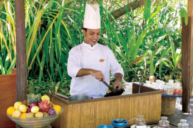 مطبخ مفتوح تشاهد فيه حركة الطهاة التي لا تهدأ