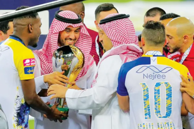 الأمير عبدالعزيز الفيصل يتوج لاعبي النصر بالكأس