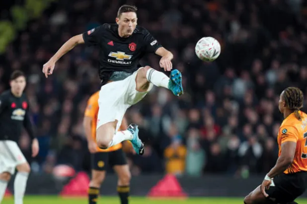 ماتيتش لاعب يونايتد يقفز للسيطرة على الكرة في مواجهة وولفرهامبتون بعدما فرضته الظروف للعودة أساسياً (إ.ب.أ)