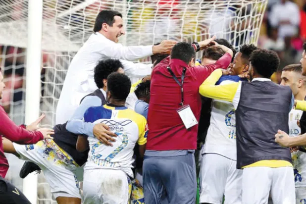 المكافآت تنهال على النصر... وإدارته تتكفل بعلاج تاوامبا