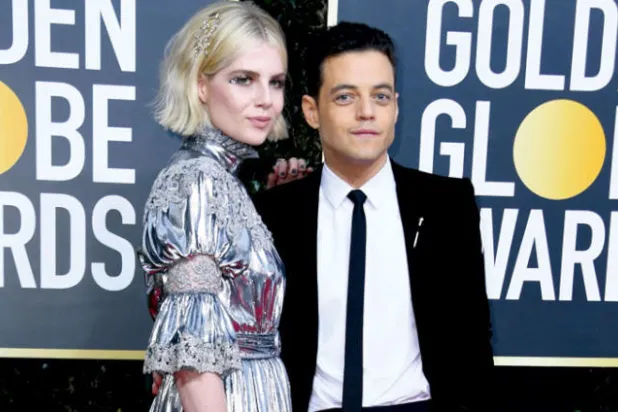 رامي مالك ولوسي بوينتون على السجادة الحمراء قبيل الحفل أول من أمس (أ.ف.ب)