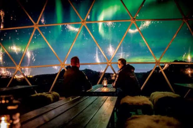 مخيم دافئ يتيح رؤية الأضواء الشمالية في آيسلندا