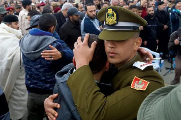 گذشتہ روز طرابلس کے ملٹری کالج کو نشانہ بنانے والے ایک حملہ میں درجنوں افراد کی ہلاکت کے بعد لیبیا کے لوگوں کو آپس میں ایک دوسرے کو تعزیت پیش کرتے ہوئے دیکھا جا سکتا ہے گذشتہ روز طرابلس کے ملٹری کالج کو نشانہ بنانے والے ایک حملہ میں درجنوں افراد کی ہلاکت کے بعد لیبیا کے لوگوں کو آپس میں ایک دوسرے کو تعزیت پیش کرتے ہوئے دیکھا جا سکتا ہے 