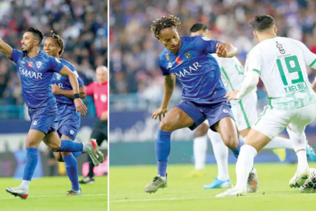 صراع على الكرة بين كاريلو من الهلال وبلايلي من الاهلي (تصوير: علي الظاهري)