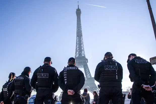 إجراءات أمنية حول برج إيفل قبل رأس السنة (إ.ب.أ)