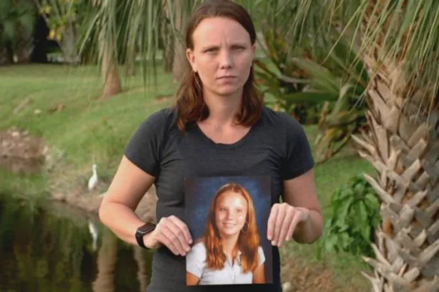 جينا ليزا جونز تحمل صورة لنفسها عندما كانت أصغر سناً (إيه بي سي)