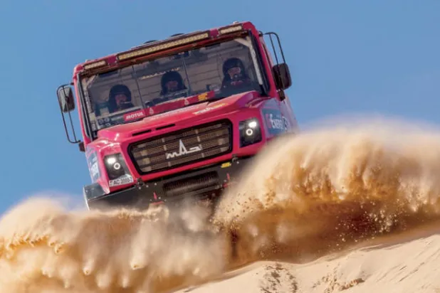 شاحنة تشق طريقها عبر الكثبان الرملية في السباق (أ.ب)