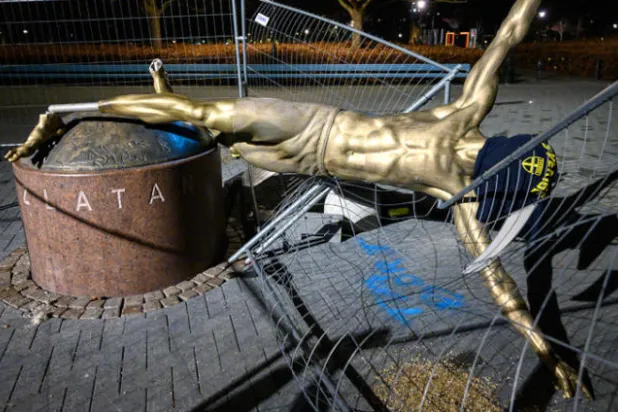 لغز الهجوم المستمر وتدمير تمثال إبراهيموفيتش