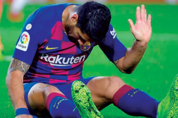 عملية في الركبة تغيب سواريز عن برشلونة 6 أسابيع