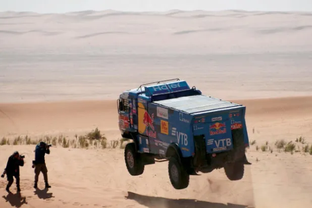 شاحنة تحلّق فوق أحد الكثبان خلال مرحلة الرياض  (أ.ف.ب)