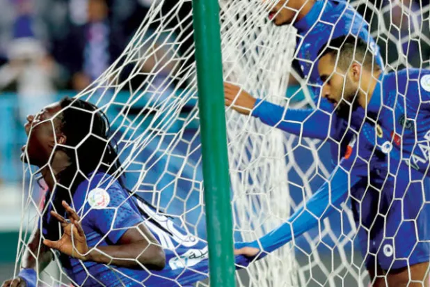 الهلال ينتزع كرسي الصدارة من النصر بثلاثية مثيرة في الوحدة