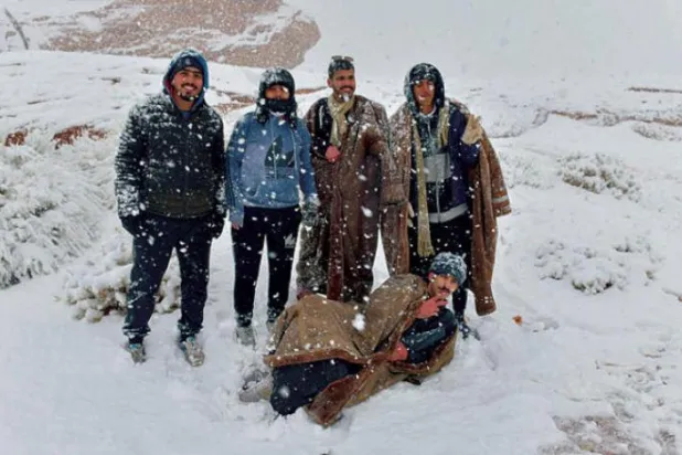 سعودی عرب کے علاقے تبوک میں برفباری کے دوران سیاحوں کو دیکھا جا سکتا ہے (تصویر: صالح الشدوی)