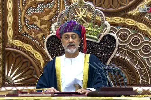 السطان هيثم بن طارق آل سعيد خلال خطابه بعد تنصيبه (أ.ب)
