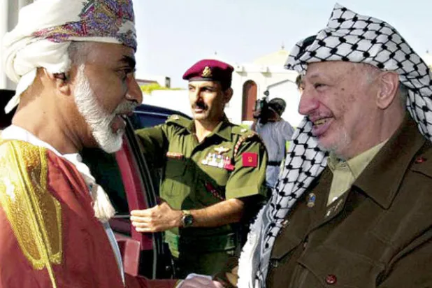 لقاءات سابقة للسلطان قابوس مع الرئيس الفلسطيني الراحل ياسر عرفات في يناير 2001 (أ.ف.ب)