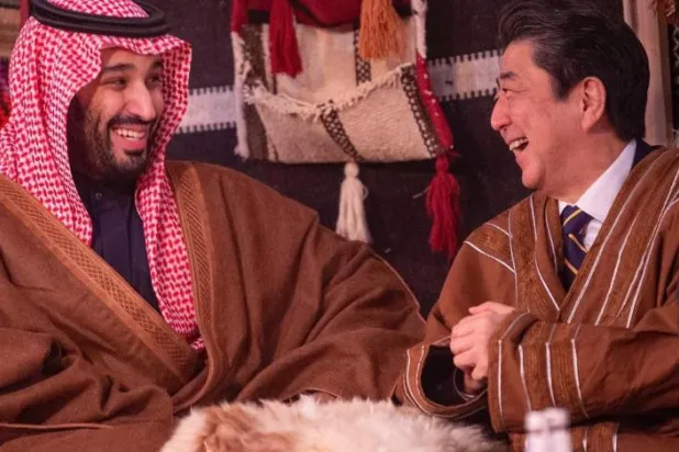 Veliaht Prens Muhammed bin Selman ve Japonya Başbakanı (Fotoğraf: Bandar Calud)