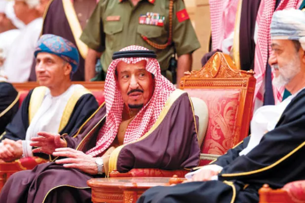 خادم الحرمين يؤدي واجب العزاء في وفاة قابوس