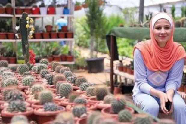 الشابة عفاف وسط مشتلها الزراعي (الشرق الأوسط)