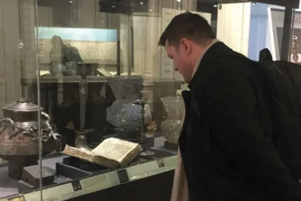 سائح يتفقد معرض «الأديان السماوية» بالمتحف القومي بالإسكندرية