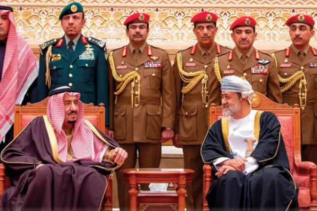 خادم الحرمين خلال لقائه سلطان عُمان لتأدية واجب العزاء في وفاة السلطان الراحل قابوس (واس)