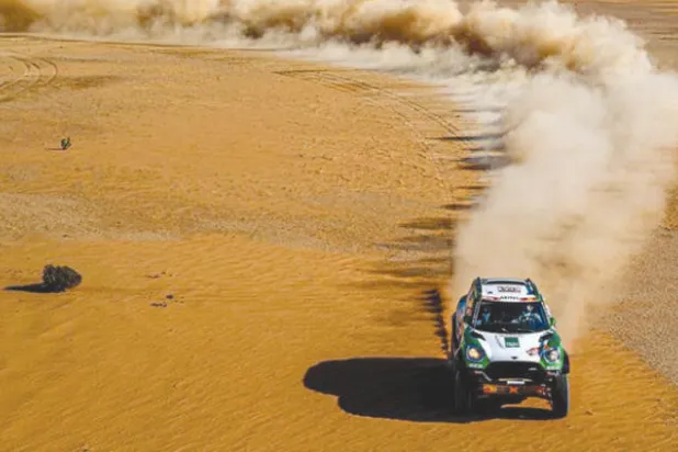 جانب من سباق السيارات في رالي داكار السعودية أمس (الشرق الأوسط)