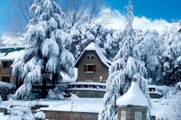 مدينة إفران وهي تكتسي البياض في فصل الشتاء