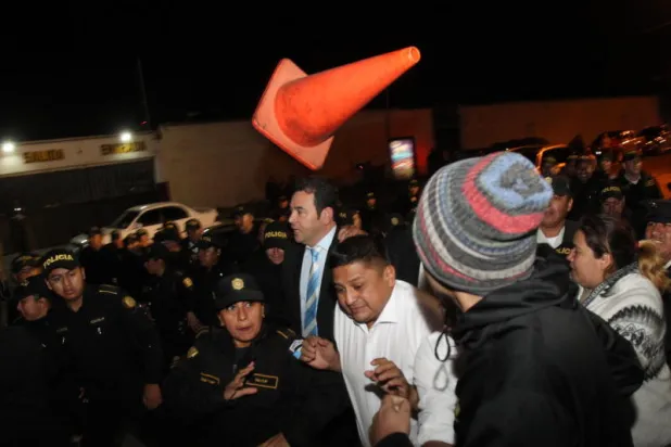 متظاهرون يلقون البيض على رئيس غواتيمالا المنتهية ولايته موراليس