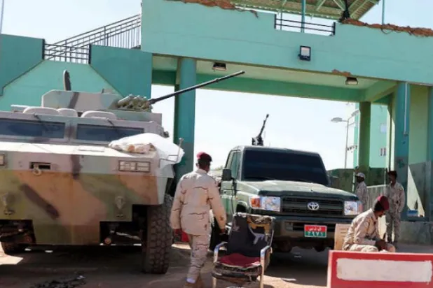 کل خرطوم کے ریاض محلہ میں واقع سوڈانی جنرل انٹیلی جنس کے صدر مقام کے پاس ہونے والی لڑائیوں کے منظر کو دیکھ جا سکتا ہے (آئی بی اے) 