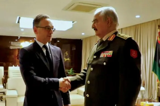 فیلڈ مارشل خلیفہ حفٹر کو گذشتہ روز  جرمن وزیر خارجہ کا بن غازی میں استقبال کرتے ہوئے دیکھا جا سکتا ہے (اے ایف پی) 