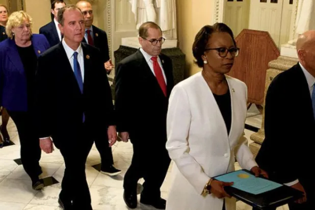 کل الزامات کے بنود پیش کرنے کے لئے استغاثہ کی ٹیم کو سینیٹ کا رخ کرتے ہوئے دیکھا جا سکتا ہے (رائٹرز)