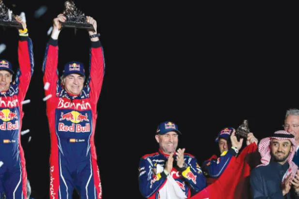 الأمير عبد العزيز الفيصل لدى تتويجه الفائزين (تصوير: علي الظاهري)