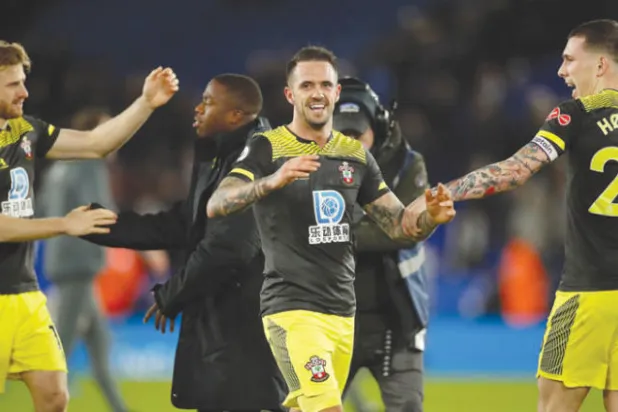 إنغز (في الوسط) يحتفل بين زملائه بالهدف الذي منح ساوثهامبتون الفوز على ليستر (رويترز)