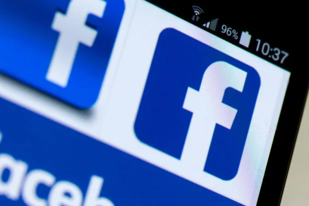 منافسو «فيسبوك» يطالبون بإجبارها على بيع «واتساب» و«إنستغرام»